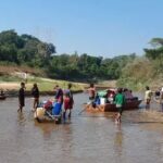 Vídeo: Indígenas arrastam barco por seis dias para votar durante seca na Amazônia