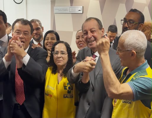 A PEC garante regras específicas de aposentadoria para esses profissionais, fixa normas permanentes para a contratação, prevê financiamento pela União e também estende os benefícios aos agentes indígenas de saúde e aos agentes indígenas de saneamento.