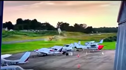 Avião e helicóptero da polícia colidem