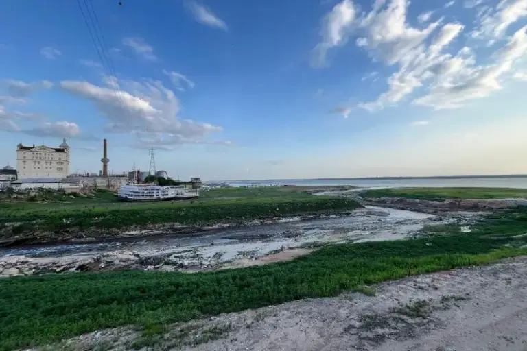 Rio Negro baixa mais rápido