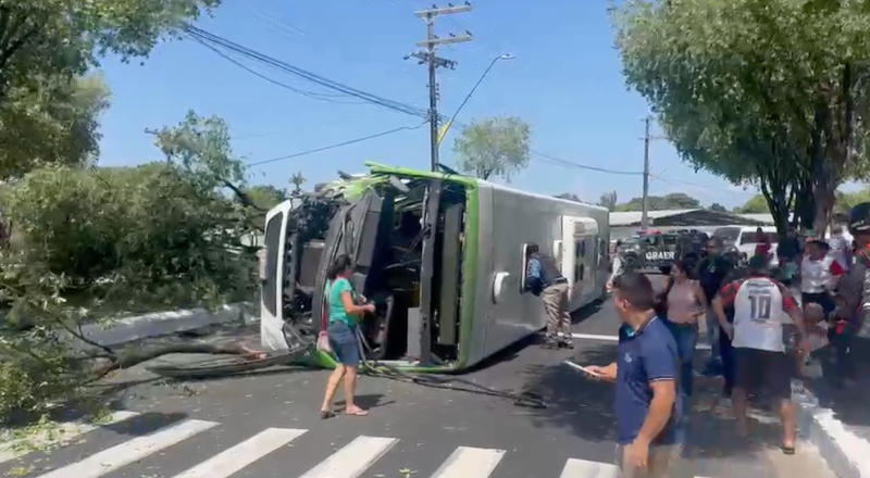 Ônibus tomba na Avenida São Jorge
